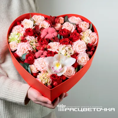 Кустовые розы в коробке в форме шара за 14 990 руб. | Бесплатная доставка  цветов по Москве