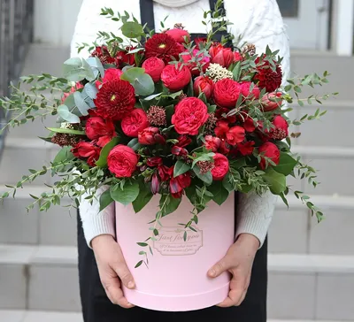 Купить цветы в коробке с розами и гвоздикой по доступной цене с доставкой в  Москве и области в интернет-магазине Город Букетов