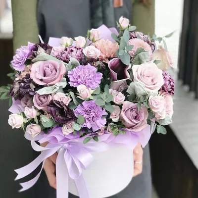 Букет из 51 разноцветной розы premium в фиолетовой шляпной коробке - купить  в Москве по цене 5090 р - Magic Flower