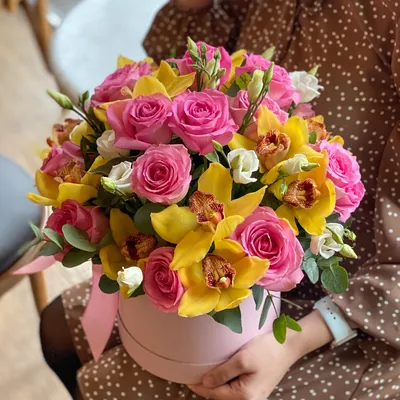 Романтичный букет в коробке за 10 090 руб. | Бесплатная доставка цветов по  Москве