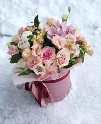 Букет из пионов, ранункулюсов и сирени в шляпной коробке - заказать  доставку цветов в Москве от Leto Flowers