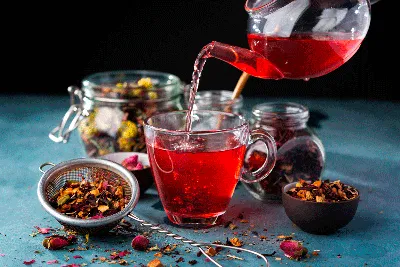 Чашка чая и чайник с красными сердцами в дне зимы морозном Стоковое Фото -  изображение насчитывающей влюбленность, заморозок: 37143920