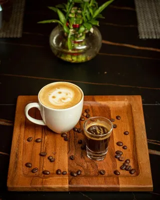 Чашка кофе с улыбкой и логотипом …» — создано в Шедевруме