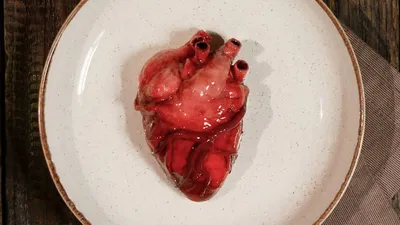 человеческое сердце отображается на черном фоне, настоящие картины сердца  фон картинки и Фото для бесплатной загрузки