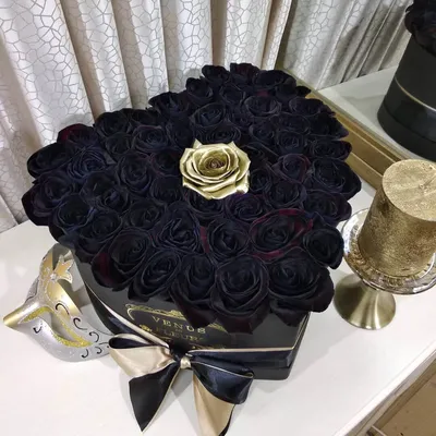 Букет из 15 Голландских черных роз в современной упаковке для роз.