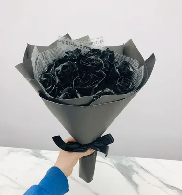 Купить 11 черных роз в крафте в Волгограде