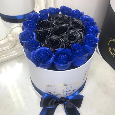 Купить 35 черных роз в коробке по цене 6 300грн. от студии цветов LaVanda