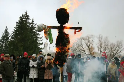 Фоторепортаж: на Масленицу в Парке Сказов сожгли чучело в медицинской маске  - «Уральский рабочий»