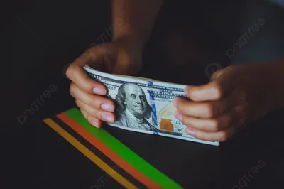 Деньги в руках женщины стоковое фото. изображение насчитывающей примечание  - 27669116
