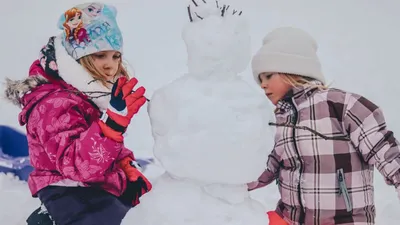 Миленькая девочка, зимняя природа. смешной парень в зимней одежде. дети  играют на улице в снегу. Рождество детей Стоковое Изображение - изображение  насчитывающей насладитесь, праздник: 234835801