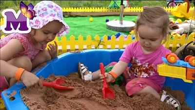 Маленькие дети играют в песочнице.…» — создано в Шедевруме