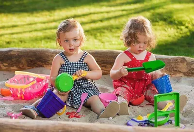 Дети играют в песочнице стоковое фото. изображение насчитывающей день -  159428920