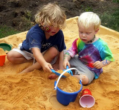 Видео для детей Дети играют с песком Влог Собираем мост из конструктора  Большая песочница - YouTube
