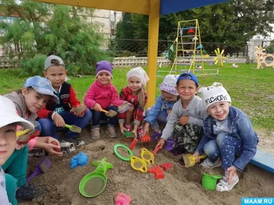 Дети играют в песочнице | РИА Новости Медиабанк