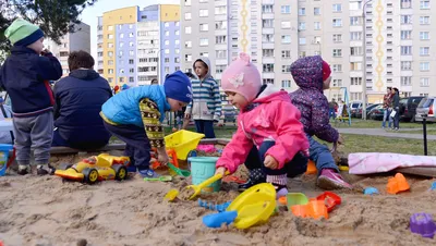 Раскраски песочнице, Раскраска дети играют в песочнице Лето.