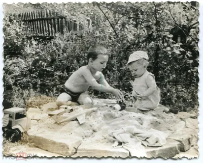 Симпатичные маленькие дети играют в песочнице, на открытом воздухе ::  Стоковая фотография :: Pixel-Shot Studio