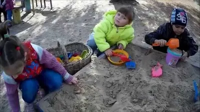Дети играют в песочнице стоковое фото. изображение насчитывающей день -  159239998
