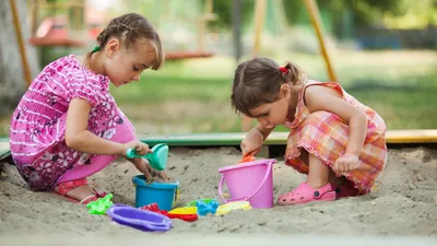 Маленькие дети играют в песочнице …» — создано в Шедевруме