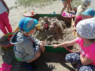 Раскраски играют, Раскраска дети играют в песочнице Лето.