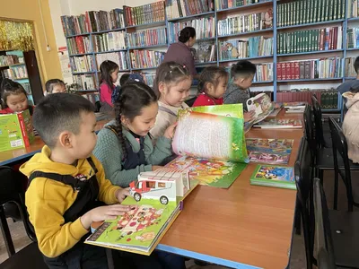 Ребята дети в библиотеке читают …» — создано в Шедевруме