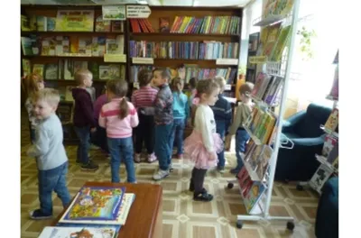 Дети мальчик и девочка выбирают книги в библиотеке школы Стоковое Фото -  изображение насчитывающей браслетов, основно: 212776882