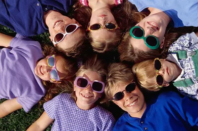 Дети в очках веселятся у бассейна Стоковое Изображение - изображение  насчитывающей родители, активизма: 269191371