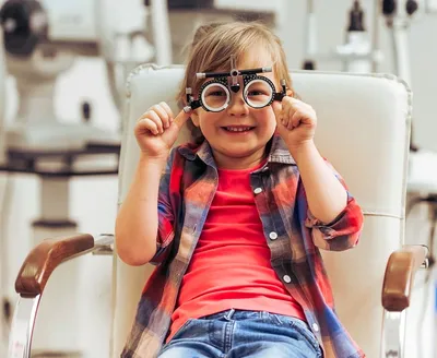 Веселый маленький ребенок в очках, на улице Стоковое Фото - изображение  насчитывающей одно, мило: 175798226