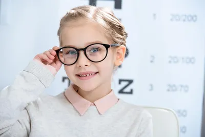 Что делать, когда ребенок с плохим зрением категорически отказывается  носить очки