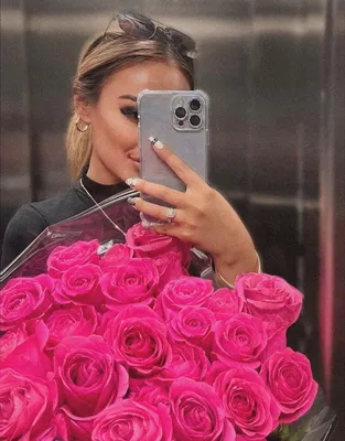 Девушка с букетом роз в руках. Девушка в отражении зеркала | Букет роз,  Букет, Розы