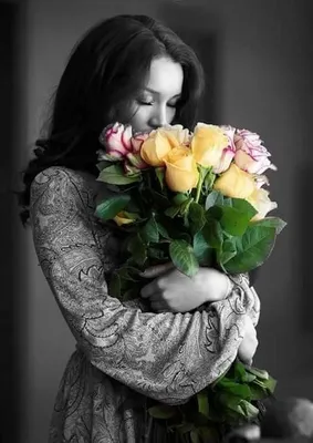 Букет красивых роз в руках девушки Стоковое Фото - изображение  насчитывающей пук, поздравления: 109136286