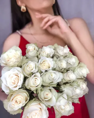 Девушка с белыми розами | Белые розы, Розы, Цветы