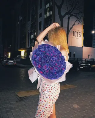 Фото В руке девушки розовые розы, фотограф Andrii Podilnyk
