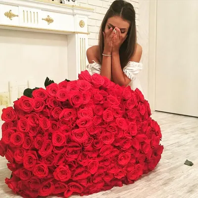 Сочный букет розовых роз в руках девушки, свежих цветках Стоковое  Изображение - изображение насчитывающей розы, жених: 147364439