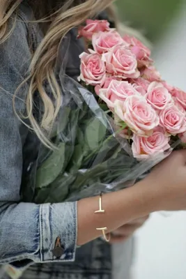 Пионовидные розы красивый букет, фото с цветами, фото с букетом, девушка с  цветами, фото эстетика, фото … | Букеты фотографии, Букет цветов девушка,  Девушки мулатки