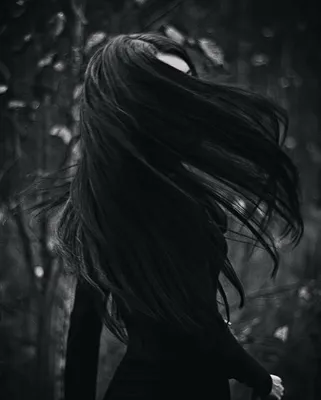 Девушка с темными волосами делает хорошо жеста Стоковое Фото - изображение  насчитывающей привлекательностей, стрижка: 170750248