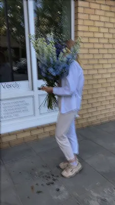 Букет цветов в руках без лица - красивые фото