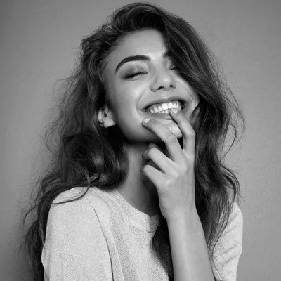 красивая девушка с чистой кожей улыбается здоровой улыбкой с белыми зубами  с языком Stock Photo | Adobe Stock