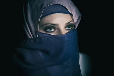 Портрет красивой мусульманской девушки в хиджабе Стоковое Фото -  изображение насчитывающей апбитража, девушка: 178068410