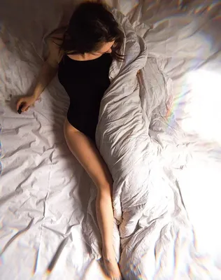 Красивая предназначенная для подростков девушка лежа с удобной подушкой в  кровати дома, взгляд сверху Стоковое Фото - изображение насчитывающей сон,  мягко: 127822294