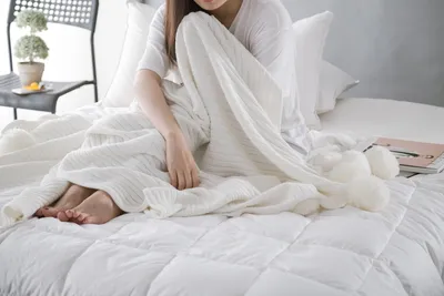 Девушка в кровати с подушкой Стоковое Фото - изображение насчитывающей  счастливо, гостиница: 113522542