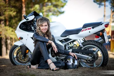 Молодая Девушка Спортивном Мотоцикле стоковое фото ©borodai.andrii 425748522