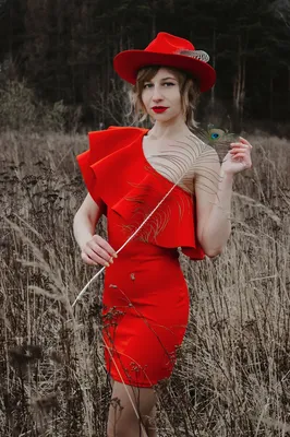 Девушка в красном платьем с большим вырезом на спине — Картинки и авы |  Evening dresses, Red fashion, Red dress