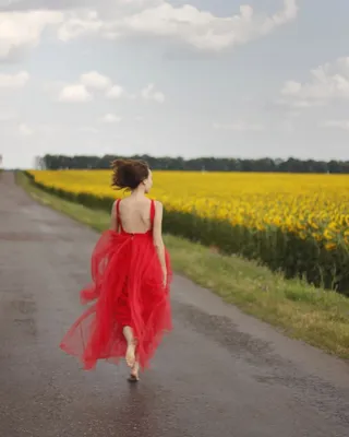 привлекательная девушка в красном платье Фон И картинка для бесплатной  загрузки - Pngtree