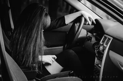 Девушка в машине с ноутбуком Стоковое Изображение - изображение  насчитывающей женщина, жизнерадостно: 177377839