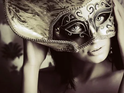 Девушка в маске стоковое изображение. изображение насчитывающей  привлекательностей - 56309843
