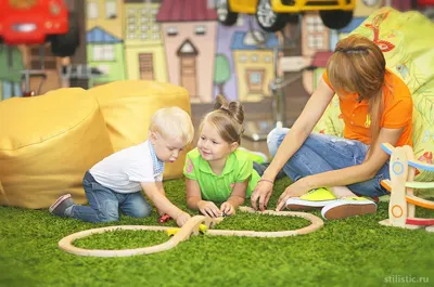 Маленькая девочка играет в парикмахерскую с красочными игрушечными  кирпичами и строит башню Счастливый ребенок играет в палатке в Стоковое  Изображение - изображение насчитывающей парней, ребенок: 163182165