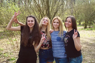 Группа из четырех девушек друзей разных национальностей стоковое фото  ©kanareva 247405510