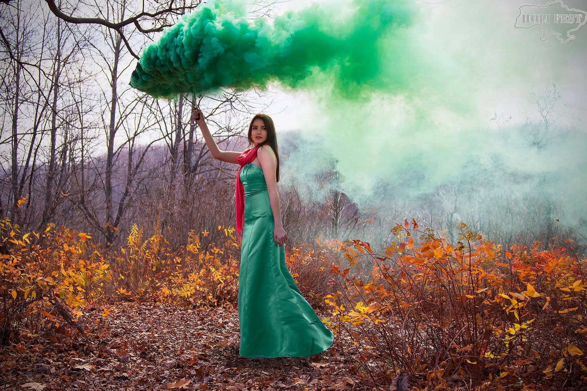 Зеленая дымка на деревьях. Фотосессия с дымом. Цветной дым. Фотосессия с цветным дымом в лесу. Фотосессия с дымовыми шашками.
