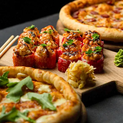 Яркий пост в Инстаграм для рекламы бесплатной доставки еды с аппетитным  фото пиццы и броским шрифтом | Flyvi