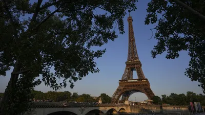 Закат Вид Эйфелевой Башни В Париже, Франция. Фотография, картинки,  изображения и сток-фотография без роялти. Image 44349282